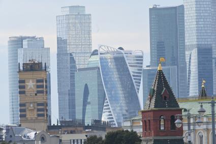 Москва.   Вид на Кремль  и башни делового центра Москва-Сити .