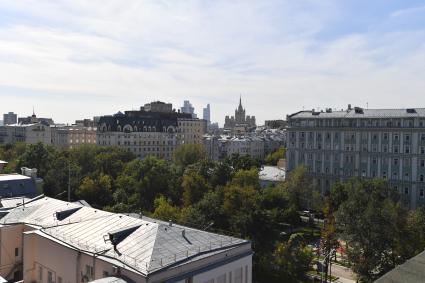 Москва.   Панорамный вид на город с крыши театра МХАТ им. Горького.