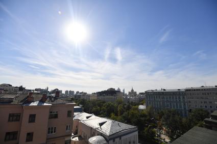 Москва.   Панорамный вид на город с крыши театра МХАТ им. Горького.