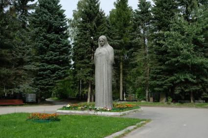 Санкт-Петербург. Памятник \"Скорбящая мать\" на Южном кладбище.