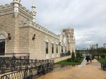 Москва. Здание, построенное в стилистике замка \"Ласточкино гнездо\" на территории парка Гольяново.