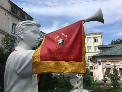 Москва. Скульптура пионера на территории парка Гольяново.