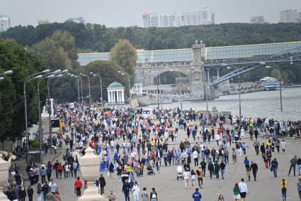 Москва. Посетители на праздничных гуляниях в День города на Пушкинской набережной.