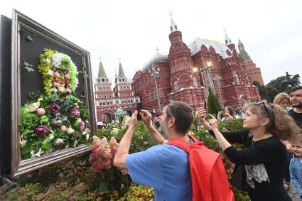 Москва.  Горожане  время посещения арт-объекта `Тропа ботанического сада`, расположенного между Манежной площадью и площадью Революции, на праздничных гуляниях в День города.