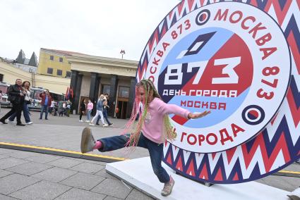 Москва.  Девочка  на праздничных гуляниях в День города.