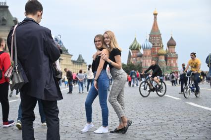 Москва. Девушки фотографируются на Красной площади во время праздничных гуляний  в День города.