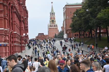 Москва.   Горожане на Красной площади во время праздничных  гуляний в День города.