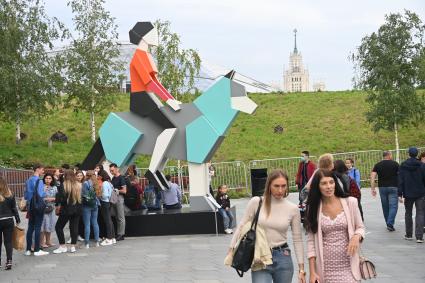 Москва. Посетители в  в парке Зарядье во время праздничных гуляний  в День города.