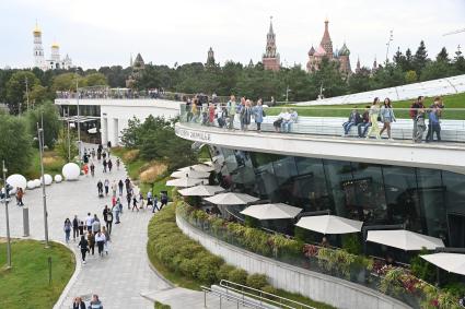 Москва. Посетители в  в парке Зарядье во время праздничных гуляний  в День города.