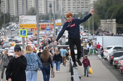 Москва. Посетители на праздничных гуляниях в День города на Крымском мосту.