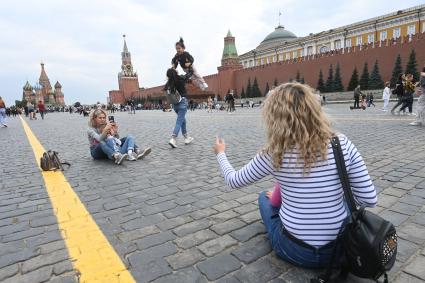 Москва. Девушки фотографируются на Красной площади во время праздничных гуляний  в День города.