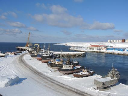о. Итуруп. Поселок Китовый. Промысловые суда в заливе Охотского моря.