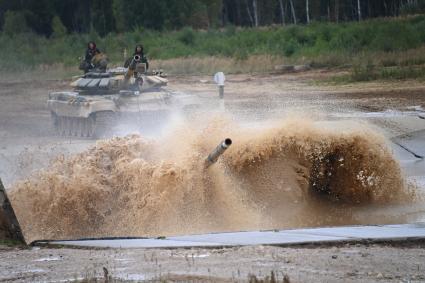 Московская область. Танк Т-72Б3  на соревнованиях `Танковый биатлон` в рамках Армейских международных игр - 2020 на полигоне Алабино.