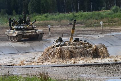 Московская область. Танки Т-72Б3  на соревнованиях `Танковый биатлон` в рамках Армейских международных игр - 2020 на полигоне Алабино.