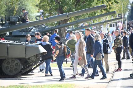 Московская область.  Посетители на Международном военно-техническом форуме `Армия-2020` в военно-патриотическом парке `Патриот`.