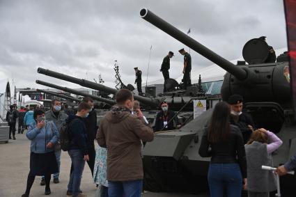 Московская область.  Посетители на выставке вооружений Международного военно-технического форума `Армия - 2020` в военно-патриотическом парке `Патриот`.