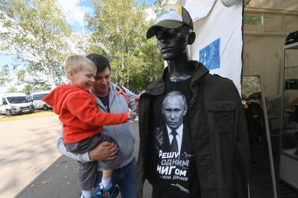 Московская область.  Посетитель на выставке вооружений Международного военно-технического форума `Армия - 2020` в военно-патриотическом парке `Патриот`.