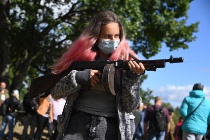 Московская область.  Девушка с оружием на выставке вооружений Международного военно-технического форума `Армия - 2020` в военно-патриотическом парке `Патриот`.