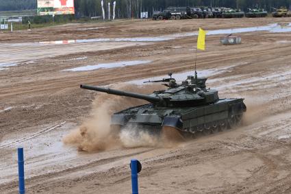 Московская область. Танк Т-80БВМ на соревнованиях `Танковый биатлон` в рамках Армейских международных игр - 2020 на полигоне Алабино.