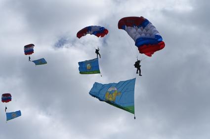 Московская область. Высадка парашютистов во время динамического показа возможностей подразделений воздушно-десантных войск на международном военно-техническом форуме `Армия-2020` на полигоне Алабино.