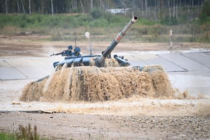 Московская область. Танк Т-72Б3 экипажа из Мьянмы на соревнованиях `Танковый биатлон` в рамках Армейских международных игр - 2020 на полигоне Алабино.