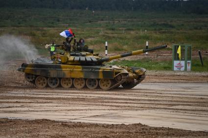 Московская область. Экипаж Танка Т-72Б3 из Сербии на соревнованиях `Танковый биатлон` в рамках Армейских международных игр - 2020 на полигоне Алабино.