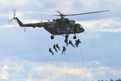 Московская область. Высадка военнослужащих канатным способом с вертолета Ми-8 во время динамического показа подразделений воздушно-десантных войск на международном военно-техническом форуме `Армия-2020` на полигоне Алабино.