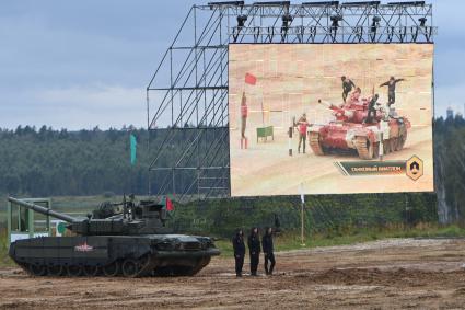 Московская область. Танк Т-80БВМ  на соревнованиях `Танковый биатлон` в рамках Армейских международных игр - 2020 на полигоне Алабино.