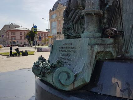 Москва. Барельеф памятника архитектору В.Г.Шухову на Тургеневской площади.