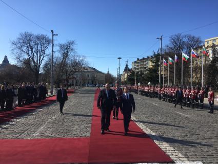 София. Церемония встречи председателя правительства РФ Дмитрия Медведева (справа) и премьер-министра Болгарии Бойко Борисова на площади Александра Невского.