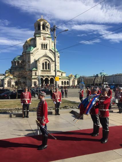 София. Группа Почетного караула во время церемонии возложения венка к памятнику Неизвестному солдату на площади Александра Невского. Церемония прошла в рамках встречи председателя правительства РФ Дмитрия Медведева и премьер-министра Болгарии Бойко Борисова.