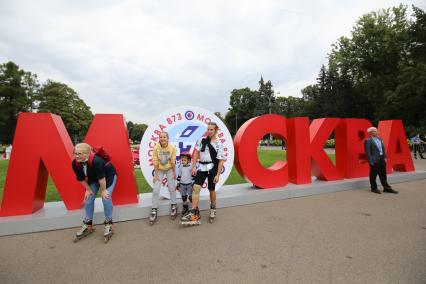 Москва.  Жители города во время праздничных мероприятий в честь Дня города  в парке `Сокольники`.