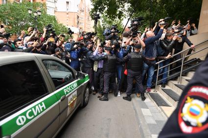 Москва. Сотрудники полиции охраняют вход в здание Пресненского суда, где будет оглашен приговор по делу актера Михаила Ефремова.