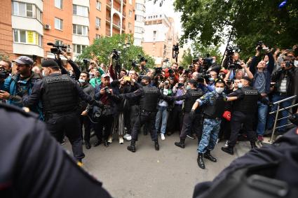 Москва. Сотрудники полиции охраняют вход в здание Пресненского суда , где будет оглашен приговор по делу актера Михаила Ефремова.