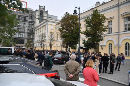 Москва. Люди у здания Малого театра во время церемонии прощания с народным артистом России Борисом Клюевым.