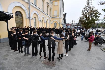 Москва. Студенты курса Бориса Клюева в Щепкинском училище во время церемонии прощания с народным артистом РФ Борисом Клюевым в Малом театре.