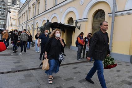 Москва.   Директор-распорядитель Центрального Дома Актера им. А. А. Яблочкиной, актер, режиссер Александр Жигалкин (справа) перед началом церемонии прощания с народным артистом России Борисом Клюевым в Малом театре.