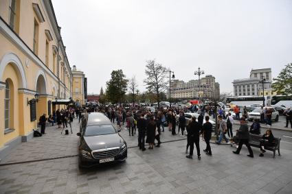 Москва. Люди у здания Малого театра во время церемонии прощания с народным артистом России Борисом Клюевым.