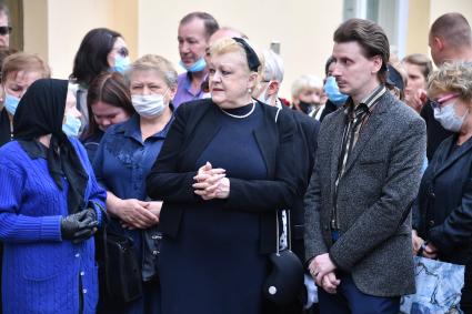 Москва.  Актриса Наталья Дрожжина (в центре) перед началом церемонии прощания с народным артистом России Борисом Клюевым в Малом театре.