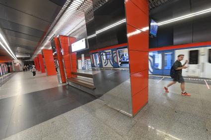 Москва. Пассажиры на станции Жулебино Московского метрополитена.