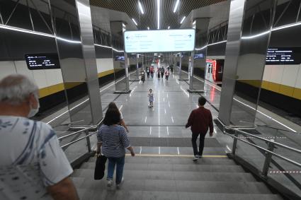 Москва. Пассажиры на станции Косино Некрасовской линии Московского метрополитена.