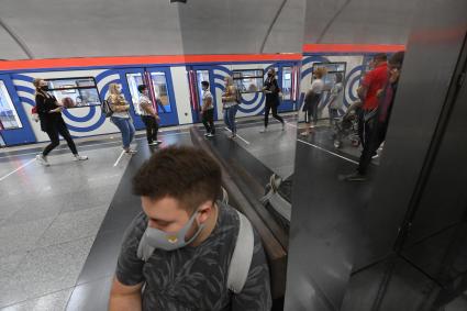 Москва. Пассажиры на станции Лермонтовский проспект  Московского метрополитена.