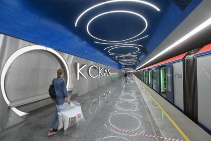 Москва. Пассажиры на станции Окская Некрасовской линии Московского метрополитена.