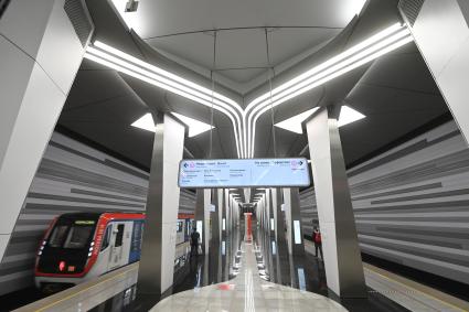 Москва. Пассажиры на станции Авиамоторная Некрасовской линии Московского метрополитена.
