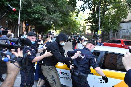 Москва.  Свидетель Андрей Гаев (в центре) у здания Пресненского суда, где продолжается рассмотрение дела актера Михаила Ефремова о ДТП со смертельным исходом.