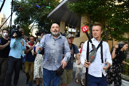 Москва.  Свидетель защиты Теван Бадасян ( в центре) у здания Пресненского суда, где продолжается рассмотрение дела актера Михаила Ефремова о ДТП со смертельным исходом.