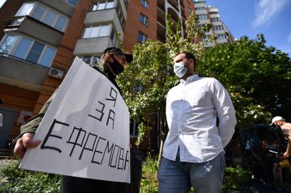 Москва. Участник одиночного пикета в поддержку Михаила Ефремова у здания Пресненского суда, где продолжается рассмотрение дела о ДТП со смертельным исходом.