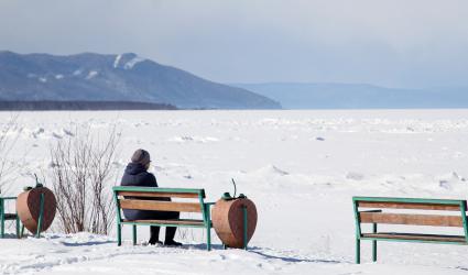 Иркутская область. г.Байкальск. Женщина сидит на скамейке.
