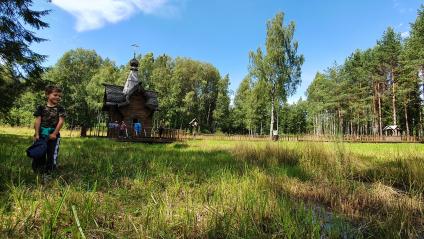 Смоленская область. Посетители у часовни , построенной над купелью у истока Днепра.