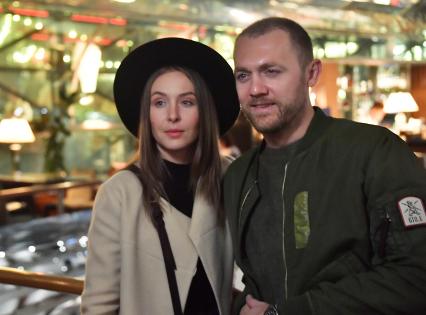 Москва. Актеры Денис Шведов и Ольга Кавалай-Аксенова на премьере фильма `История Дэвида Копперфилда` в отеле Ararat Park Hyatt.